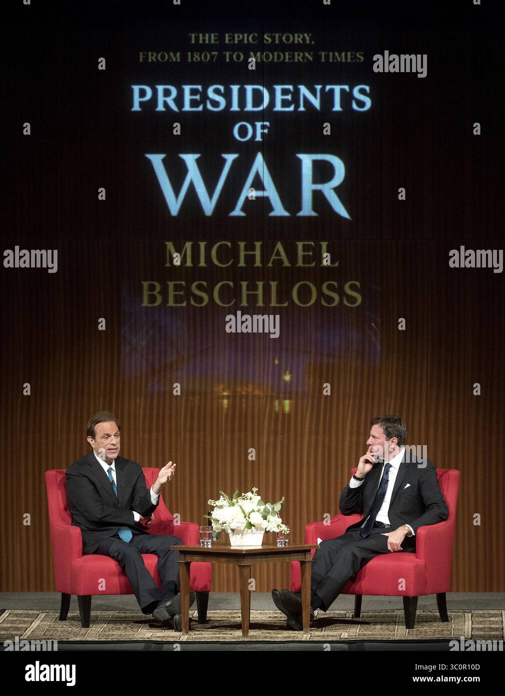11 dicembre 2018 - Austin, Texas, Stati Uniti d'America - il biografo e storico presidenziale Michael Beschloss discute il suo ultimo libro, Presidents of War: The Epic Story, From 1807 to Modern Times, e ha discusso la vita e l'eredità del defunto presidente George H. W. Bush moderato dal presidente e CEO della LBJ Foundation Mark Updegrove, Right, alla LBJ Presidential Library 11 dicembre 2018 ad Austin, Texas. (Immagine di credito: © Jay Godwin via ZUMA Wire) Foto Stock