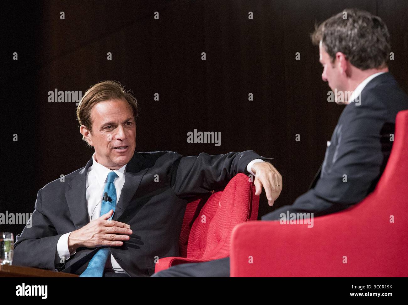 13 dicembre 2018 - Austin, Texas, Stati Uniti d'America - il biografo e storico presidenziale Michael Beschloss discute il suo ultimo libro, Presidents of War: The Epic Story, From 1807 to Modern Times, e ha discusso la vita e l'eredità del defunto presidente George H. W. Bush moderato dal presidente e CEO della LBJ Foundation Mark Updegrove, Right, alla LBJ Presidential Library 11 dicembre 2018 ad Austin, Texas. (Immagine di credito: © Jay Godwin via ZUMA Wire) Foto Stock