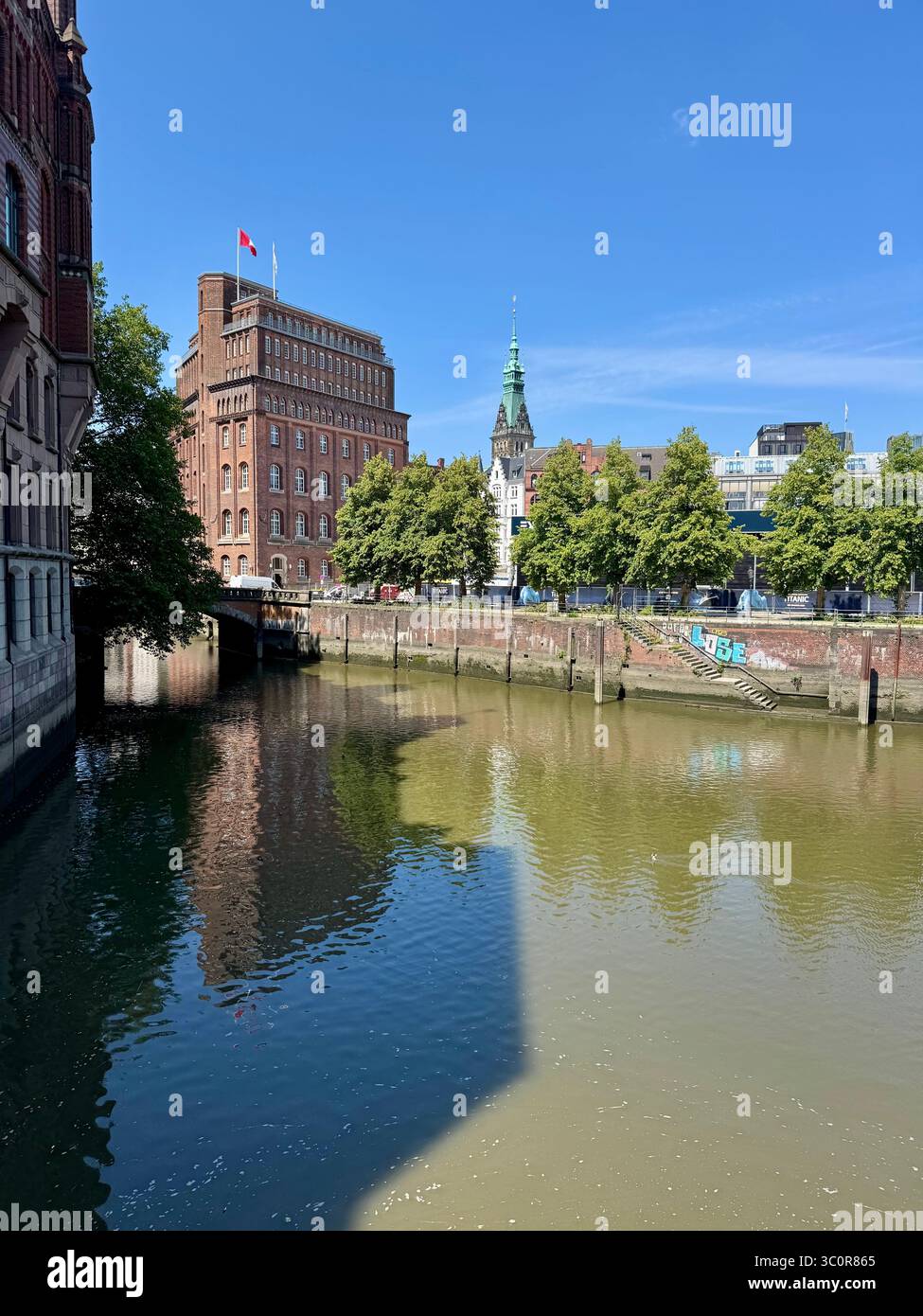 Vista sul canale con edifici storici e moderni lungo il lungomare di Amburgo, Germania. - Immagine stock catturata con smartphone