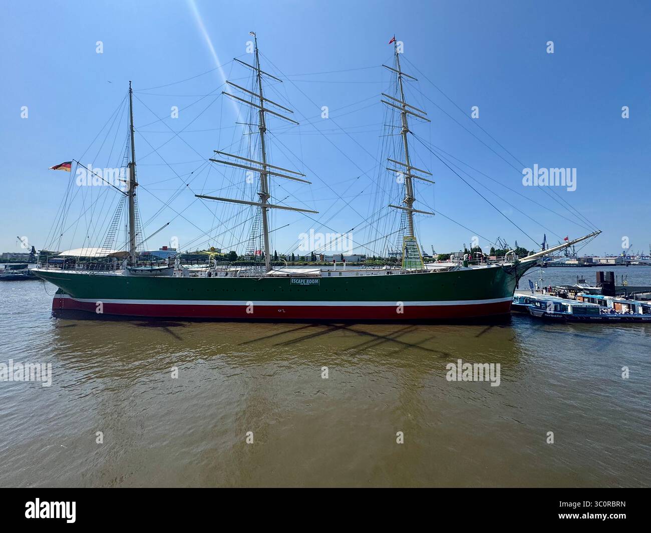 La storica nave a vela Rickmer Rickmers attraccò nel porto di Amburgo, in Germania, in una giornata di sole limpido. - Immagine stock catturata con smartphone