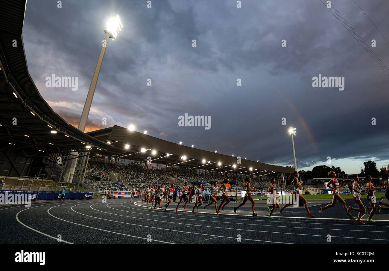 (250722) -- BOCHUM, 22 luglio 2025 (Xinhua) -- gli atleti gareggiano durante la finale femminile dei 10000 m ai Giochi universitari mondiali della FISU del Reno-Ruhr 2025 a Bochum, Germania, 21 luglio 2025. (Xinhua/Hu Xingyu) Foto Stock