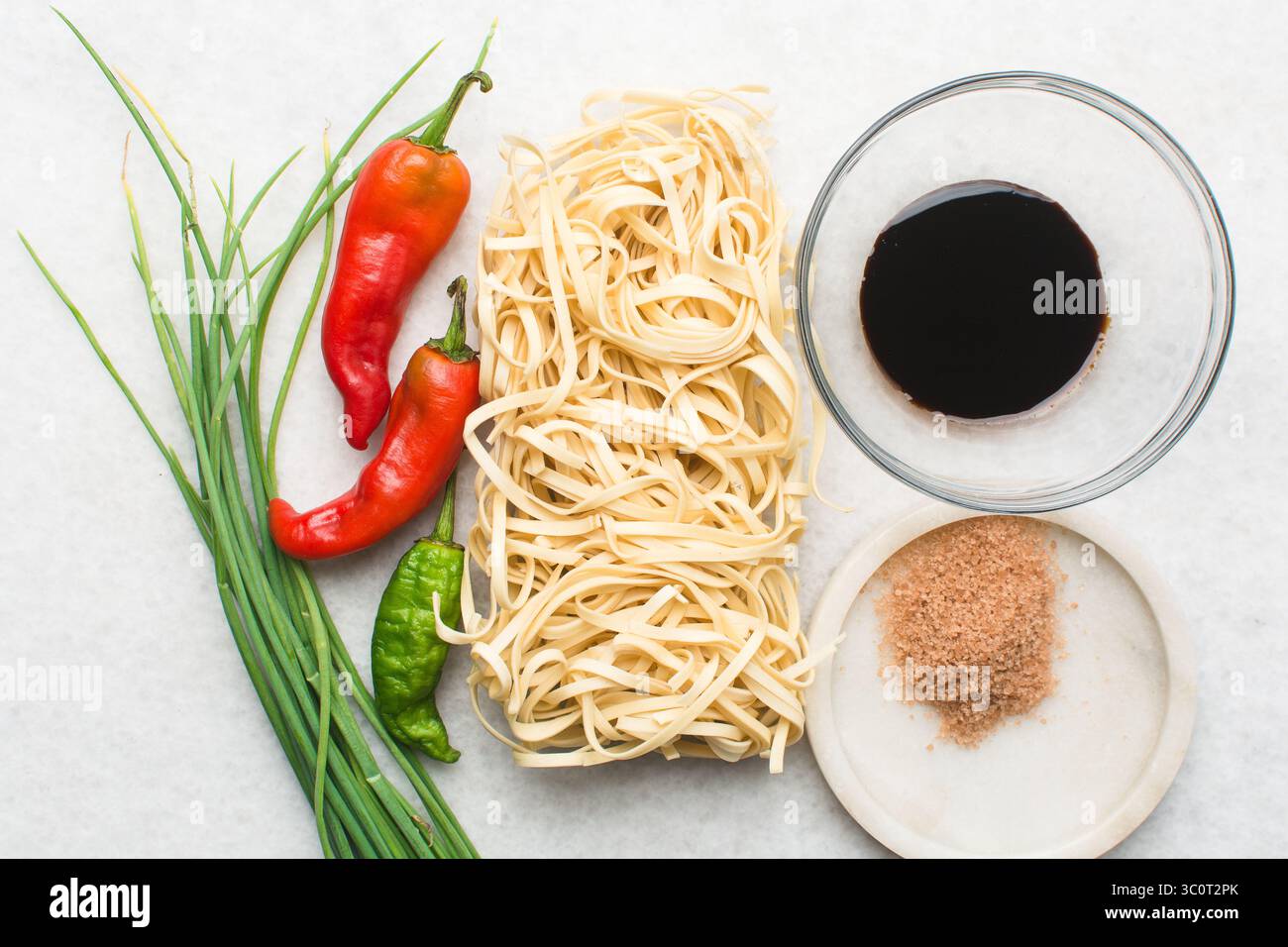Vista dall'alto degli ingredienti per preparare gli spaghetti di manzo della mongolia, mettiti al posto degli ingredienti per gli spaghetti di manzo macinati Foto Stock