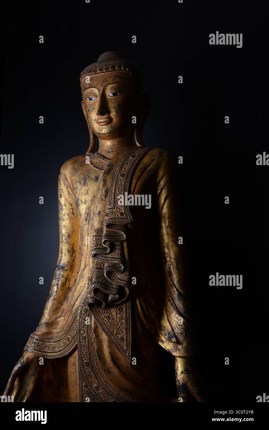 Antica arte asiatica Mandalay in piedi Scultura di un Buddha in legno Gilt Foto Stock