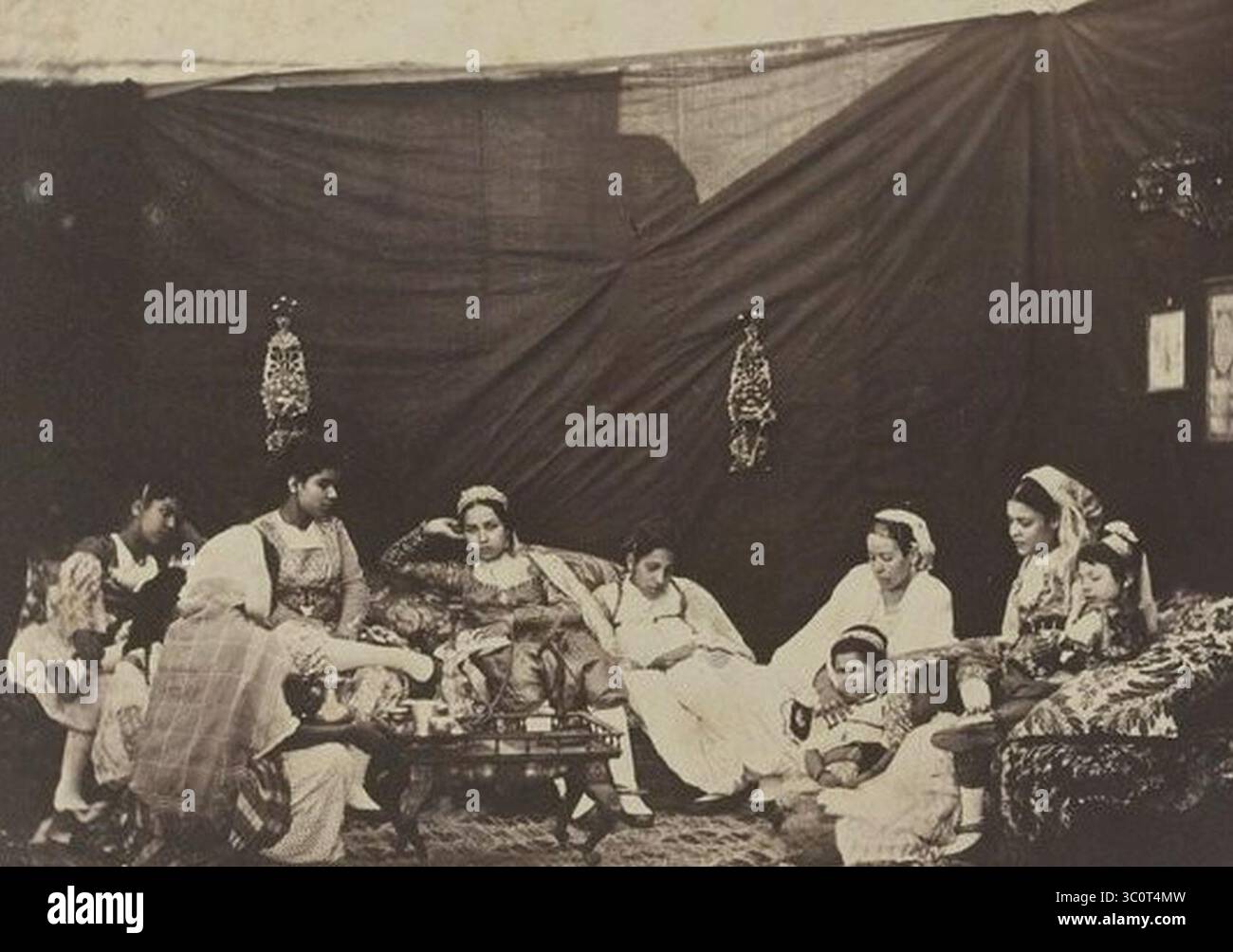 Mauresques en visite en costume d'intérieur d'Alger. Foto Stock