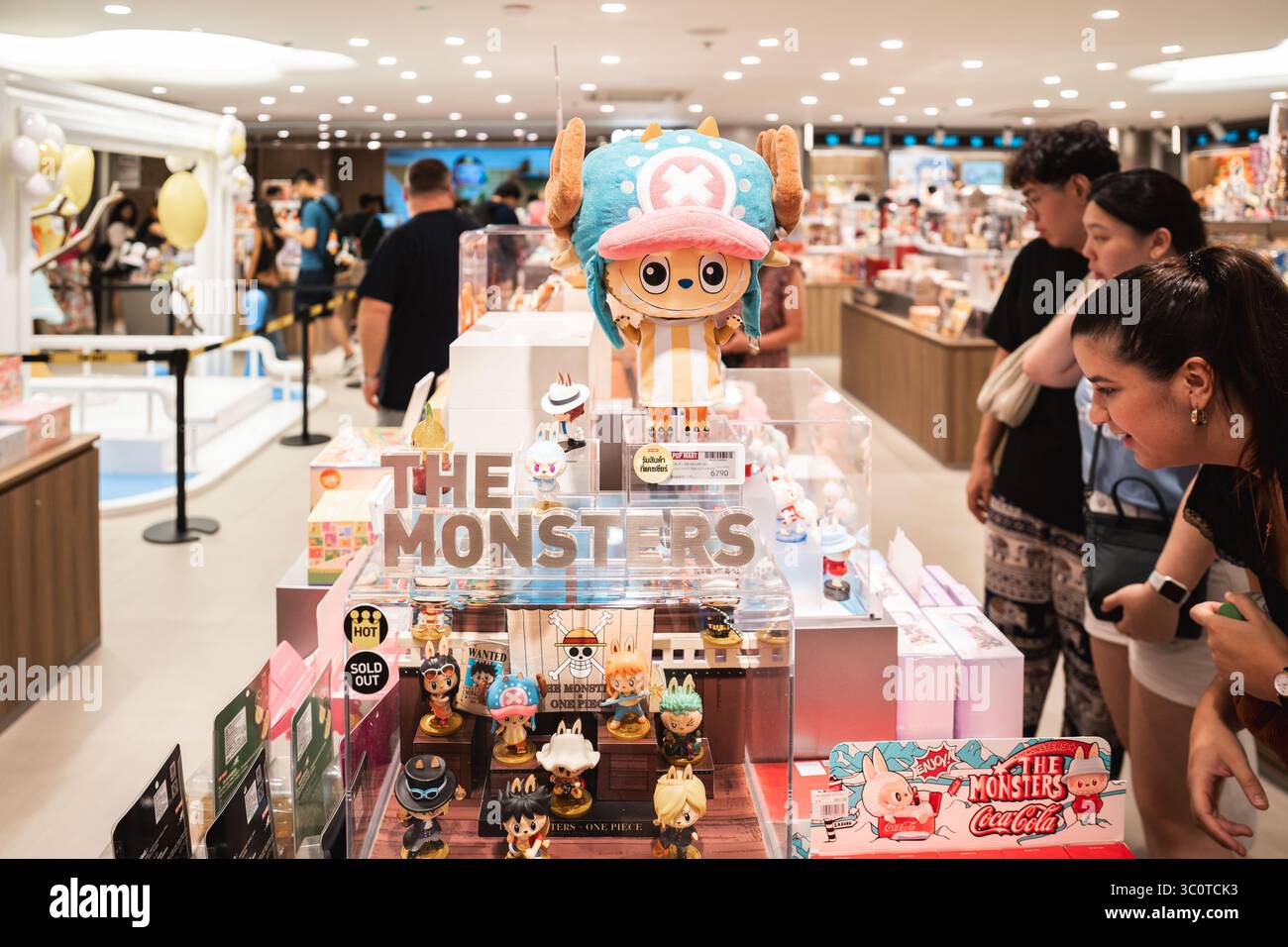 I visitatori ammirano una figura crossover della collezione One Piece x The Monsters al POP MART, con il personaggio Chopper preferito dai fan reinventato nello stile di Labubu. I collezionisti di scatole cieche di POP Mart hanno scatenato una mania culturale in tutta l'Asia e oltre, con i fan che inseguono figure rare come Labubu e Molly. Lanciato nel 2016 con le bambole Molly dall'artista di Hong Kong Kenny Wong, il marchio ha riscosso un enorme successo grazie alle vendite guidate dalla suspense. Attualmente presente in oltre 30 paesi e raggiungendo quasi 100 attraverso pop-up e partnership, Pop Mart ha trasformato i giocattoli di design in un fenomeno globale. Foto Stock