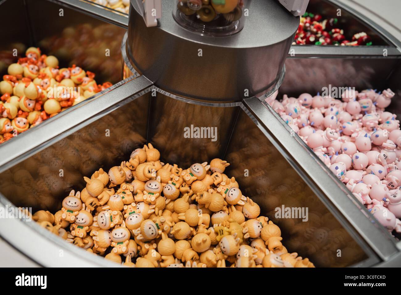 Un cestino pieno di figure Labubu "Pop Bean", versioni in miniatura del personaggio popolarissimo di Pop Mart. I collezionisti di scatole cieche di POP Mart hanno scatenato una mania culturale in tutta l'Asia e oltre, con i fan che inseguono figure rare come Labubu e Molly. Lanciato nel 2016 con le bambole Molly dall'artista di Hong Kong Kenny Wong, il marchio ha riscosso un enorme successo grazie alle vendite guidate dalla suspense. Attualmente presente in oltre 30 paesi e raggiungendo quasi 100 attraverso pop-up e partnership, Pop Mart ha trasformato i giocattoli di design in un fenomeno globale. Foto Stock