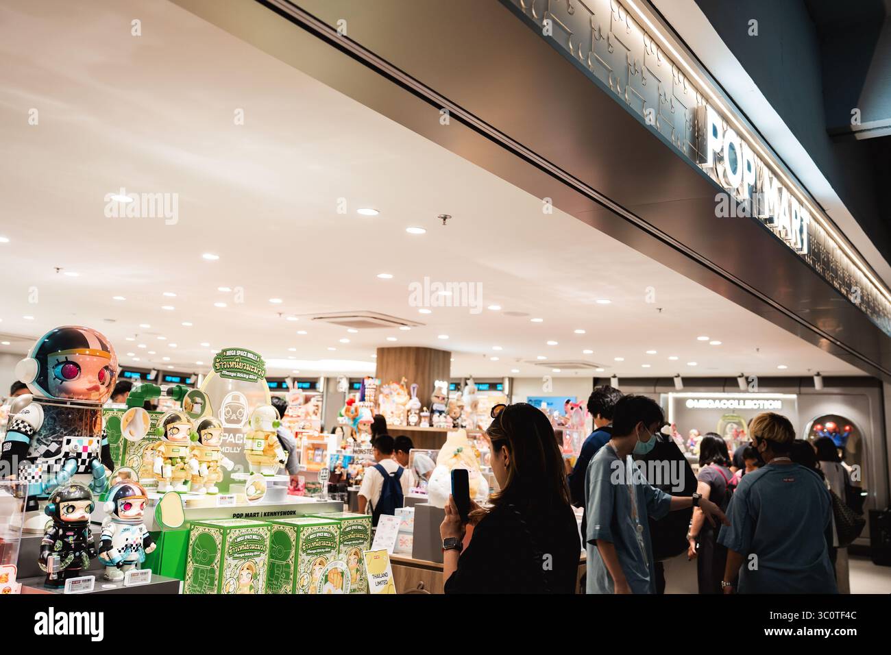 All'interno del negozio Pop Mart, i clienti possono sfogliare le statuette dei personaggi e le collezioni a tema. I collezionisti di scatole cieche di POP Mart hanno scatenato una mania culturale in tutta l'Asia e oltre, con i fan che inseguono figure rare come Labubu e Molly. Lanciato nel 2016 con le bambole Molly dall'artista di Hong Kong Kenny Wong, il marchio ha riscosso un enorme successo grazie alle vendite guidate dalla suspense. Attualmente presente in oltre 30 paesi e raggiungendo quasi 100 attraverso pop-up e partnership, Pop Mart ha trasformato i giocattoli di design in un fenomeno globale. (Foto di Ploy Phutpheng / SOPA Images/Sipa USA) Foto Stock