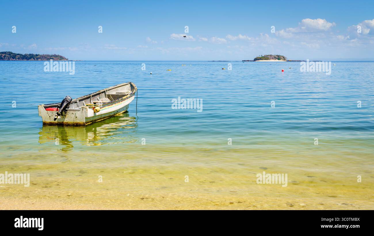 Una piccola barca da pesca ormeggiata sulla spiaggia dell'isola di Contadora, Panama Foto Stock