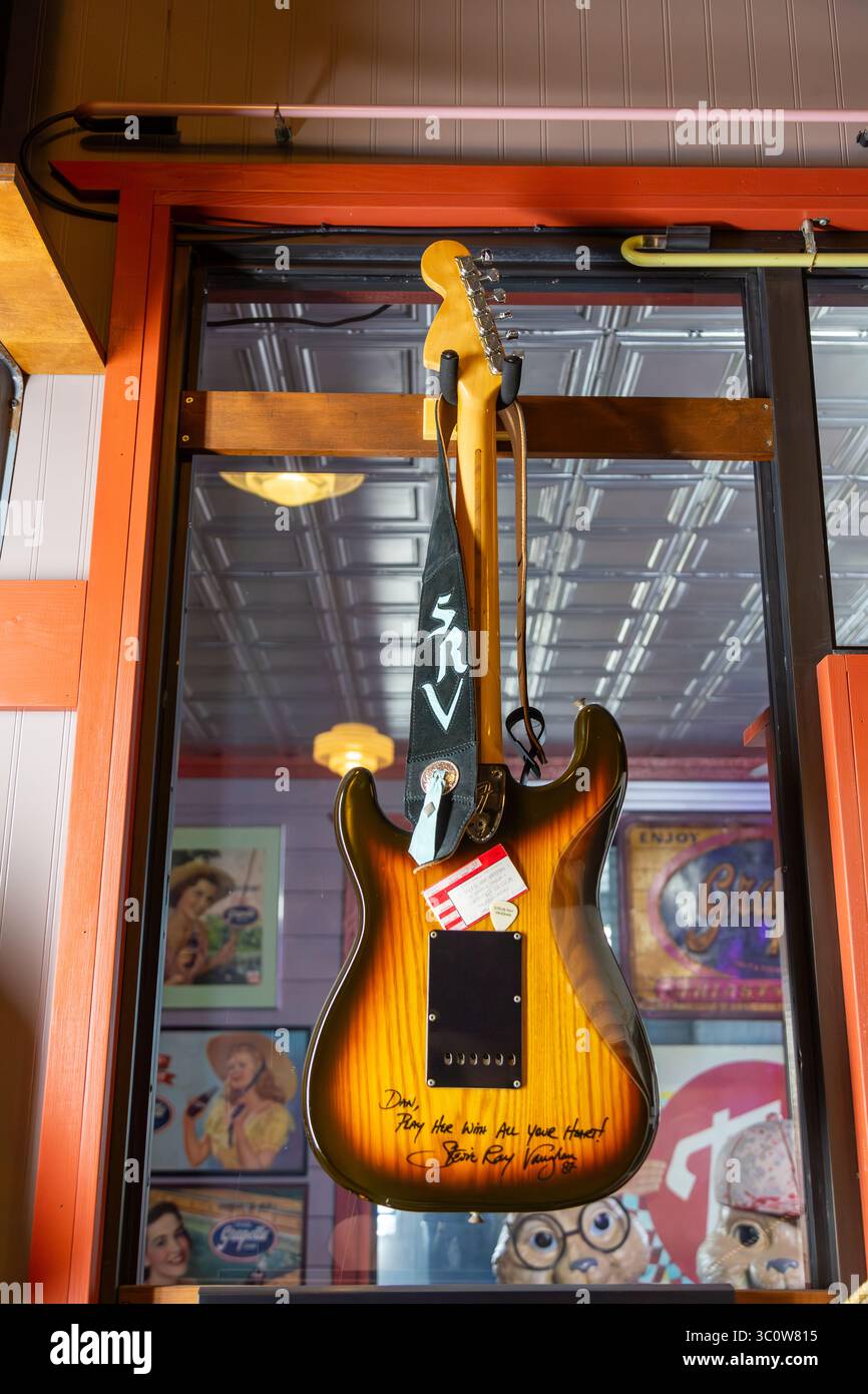 Una chitarra firmata da Stevie Ray Vaughan in mostra al Roadside America Museum di Hillsboro, Texas, USA. Foto Stock