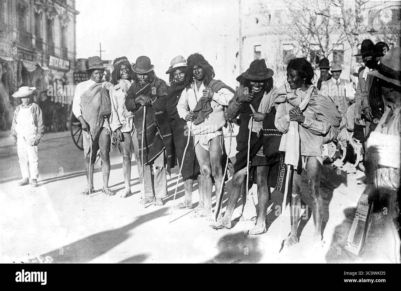 Rivoluzione messicana, 1913-1914- Indiani poco vestiti in piedi di fila Foto Stock