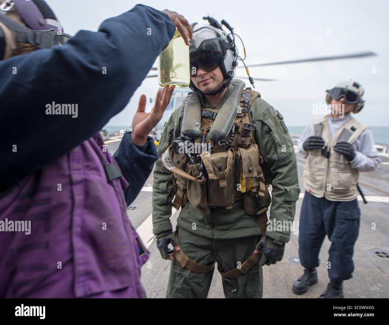 19 dicembre 2018 - East China Sea - Naval Air Crewman (Helicopter) 1st Class RUBEN SOLIS, dal centro di Grand Prairie, Texas, ispeziona il combustibile per i detriti a bordo del cacciatorpediniere missilistico guidato classe Arleigh Burke USS McCampbell (DDG 85). McCampbell è schierato in avanti nell'area di operazioni della 7th Fleet degli Stati Uniti a sostegno della sicurezza e della stabilità nella regione Indo-Pacifico. (Immagine di credito: © U.S. Navy via ZUMA Wire/ZUMAPRESS.com) Foto Stock