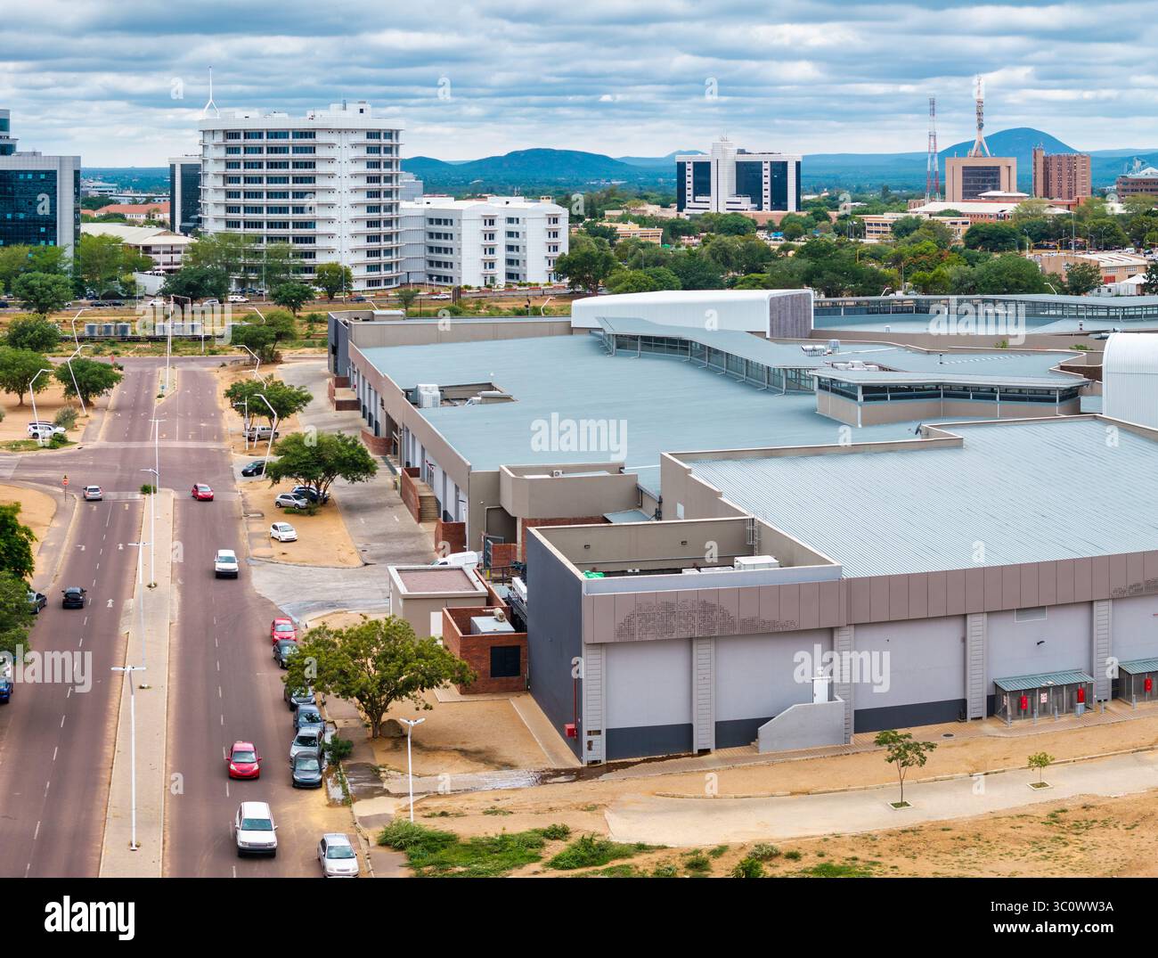 Veduta aerea del CBD di Gaborone Botswana, capitale, sopra il centro commerciale del quartiere centrale degli affari, la strada e il traffico Foto Stock