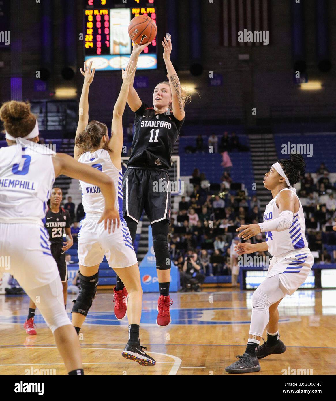 21 dicembre 2018: Alanna Smith (11) lancia un colpo contro Courtney Wilkins (12) durante il primo tempo della partita di basket NCAA tra Stanford Cardinal e Buffalo Bulls all'Alumni Arena di Amherst, N.Y. (Nicholas T. LoVerde/Cal Sport Media) (Credit Image: &Copy; Nicholas T. Loverde/CSM via ZUMA Wire) Foto Stock