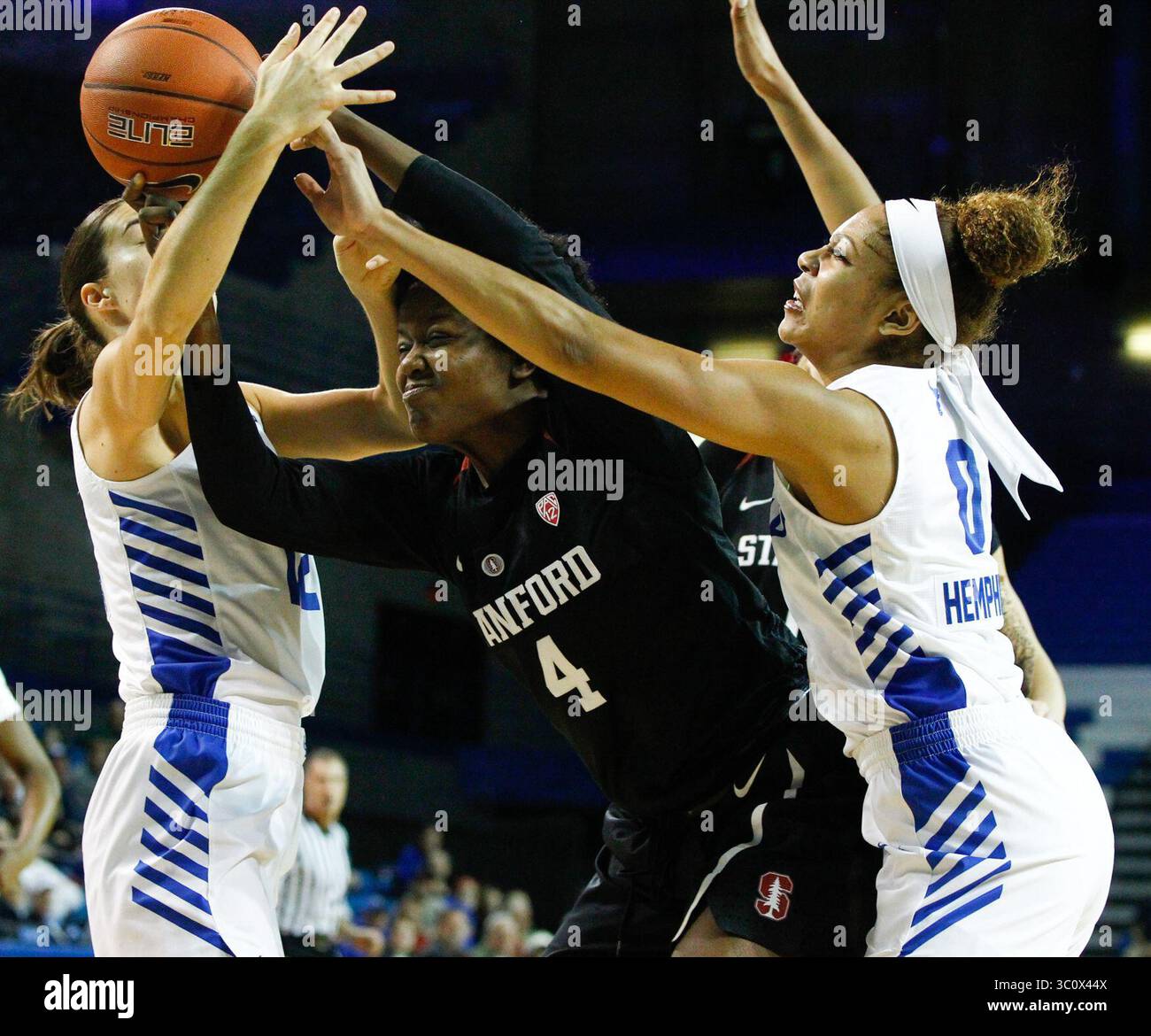 21 dicembre 2018: L'attaccante dello Stanford Cardinal Nadia Fingall (4) si batte con l'attaccante dei Buffalo Bulls Summer Hemphill (0) e l'attaccante Courtney Wilkins (12) per un rimbalzo durante il primo tempo della partita di pallacanestro NCAA tra gli Stanford Cardinal e i Buffalo Bulls all'Alumni Arena di Amherst, N.Y. (Nicholas T. LoVerde/Cal Sport Media) (Credit Image: &Copy; Nicholas T. Loverde/CSM via ZUMA) Foto Stock