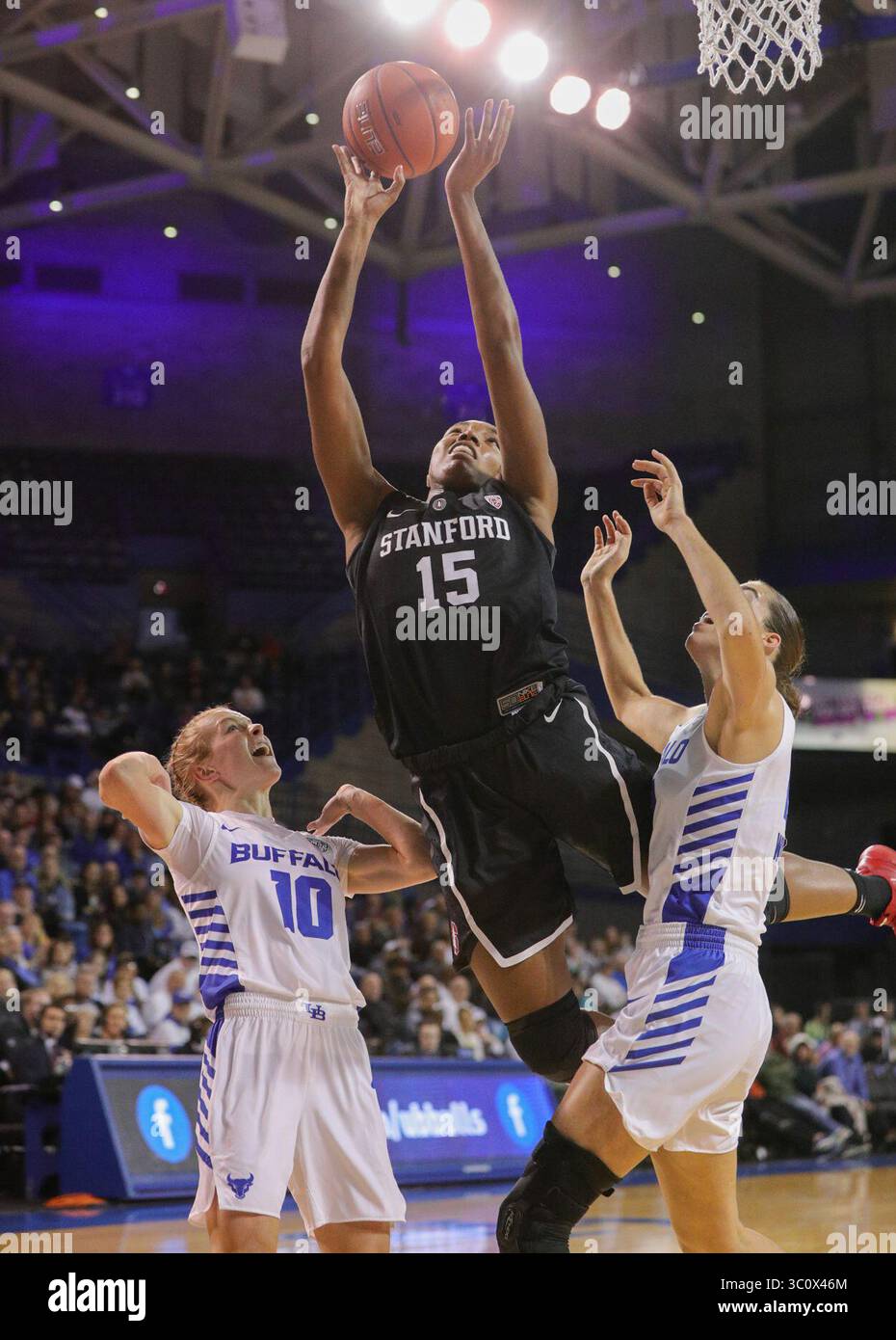 21 dicembre 2018: L'attaccante Maya Dodson (15) del Cardinal Stanford spara la palla sulla guardia dei Buffalo Bulls Hanna Hall (10) e l'attaccante Courtney Wilkins (12) durante il primo tempo della partita di pallacanestro NCAA tra gli Stanford Cardinal e i Buffalo Bulls all'Alumni Arena di Amherst, N.Y. (Nicholas T. LoVerde/Cal Sport Media) (Credit Image: &Copy; Nicholas T. Loverde/CSM via ZUMA Wire) Foto Stock