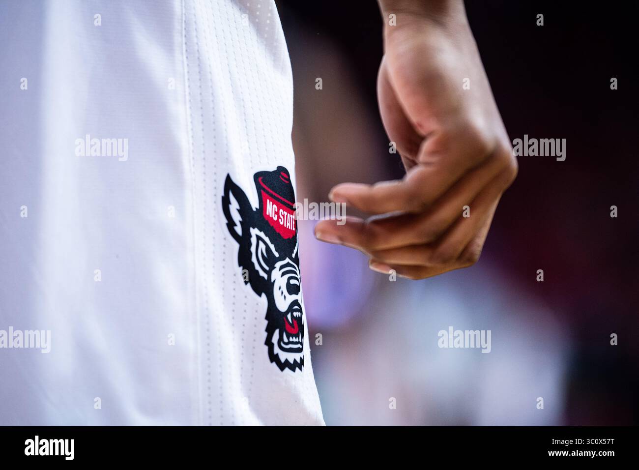 I pantaloni della North Carolina State Wolfpack durante la partita di pallacanestro del NCAA College tra gli USC Upstate Spartans e i NC State Wolfpack alla PNC Arena sabato 22 dicembre 2018 a Raleigh, North Carolina. Jacob Kupferman/CSM(immagine di credito: &Copy; Jacob Kupferman/CSM tramite filo ZUMA) Foto Stock