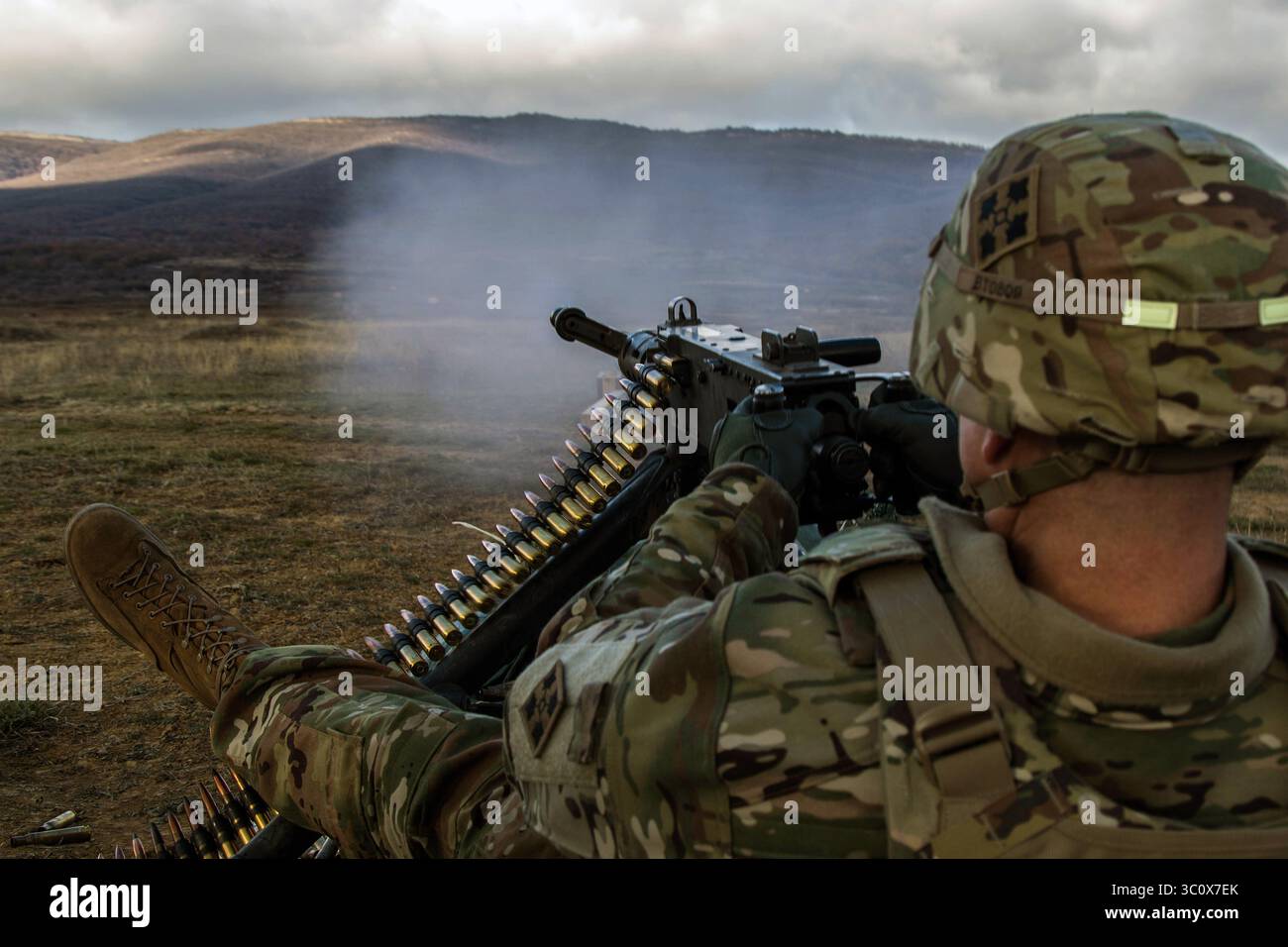 12 dicembre 2018 - Novo Selo, Bulgaria - U.S. Army tenente colonnello Steven Templeton, comandante del 3rd Assault Helicopter Battalion, 4th Aviation Regiment, 4th Combat Aviation Brigade, 4th Infantry Division, spara una mitragliatrice m2 Browning .50 Cal a Novo Selo Training Range, Bulgaria, 14 dicembre 2018. Le forze assegnate a livello regionale mantengono la loro preparazione qualificandosi su una varietà di armi in ambienti realistici con alleati e partner per garantire interoperabilità e letalità. (Immagine di credito: © U.S. Army/ZUMA Wire/ZUMAPRESS.com) Foto Stock