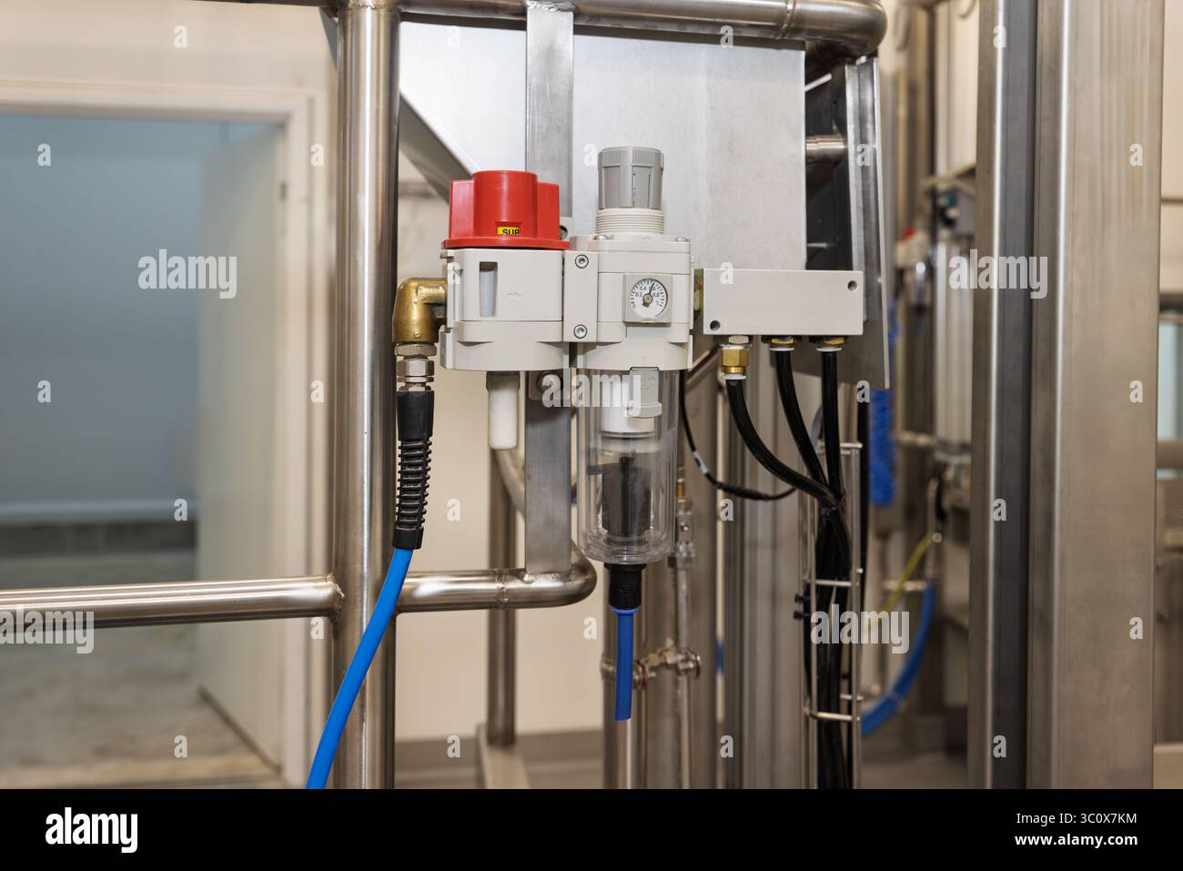 Regolatore con valvola a blocco magnetico, valvola di rilascio della pressione residua, utilizzato per regolare l'aria in un mattatoio industriale Foto Stock