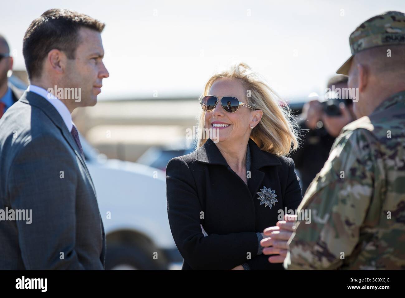 14 novembre 2018 - Hidalgo, Texas, Stati Uniti d'America - il segretario alla sicurezza interna degli Stati Uniti Kirstjen Nielsen, centro, parla con il Commissario della CBP Kevin McAleenan, ha lasciato, durante un tour del confine tra Stati Uniti e Messico durante l'operazione Secure Line il 14 novembre 2018 a Hidalgo, Texas. (Immagine di credito: © Dipartimento di Stato tramite ZUMA Wire) Foto Stock