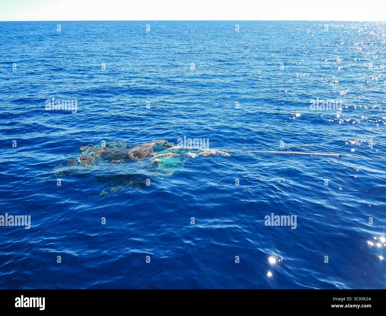4 agosto 2015 - Oceano Pacifico, Stati Uniti - pesca scartata grande galleggiamento nel Great Pacific Garbage Patch. Si trova nel North Pacific Gyre, tra le Hawaii e la California. (Immagine di credito: © The Ocean Cleanup/ZUMA Wire) Foto Stock