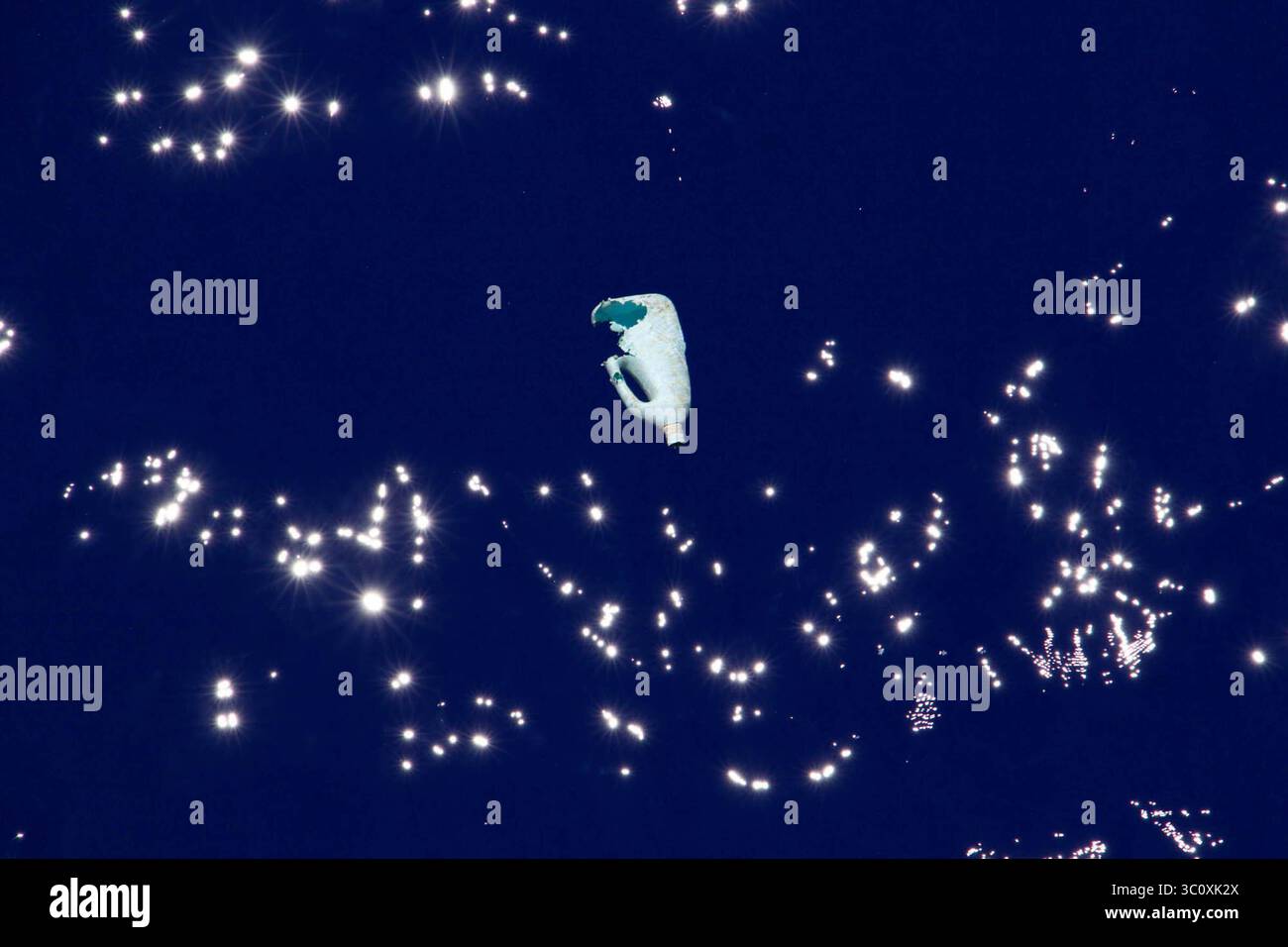 9 agosto 2015 - Oceano Pacifico, Stati Uniti - segni di morso su una bottiglia di plastica della Great Pacific Garbage Patch. Si trova nel North Pacific Gyre, tra le Hawaii e la California. (Immagine di credito: © Kyler Badten/The Ocean Cleanup/ZUMA Wire) Foto Stock