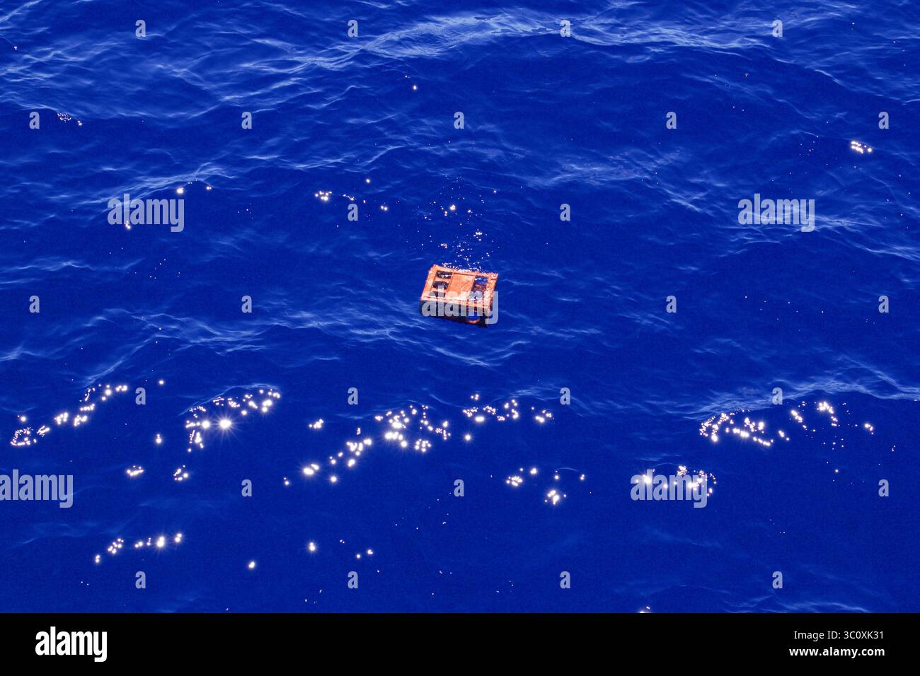 9 agosto 2015 - Oceano Pacifico, Stati Uniti - Una cassa di plastica galleggiante nella Great Pacific Garbage Patch. Si trova nel North Pacific Gyre, tra le Hawaii e la California. (Immagine di credito: © Kyler Badten/The Ocean Cleanup/ZUMA Wire) Foto Stock