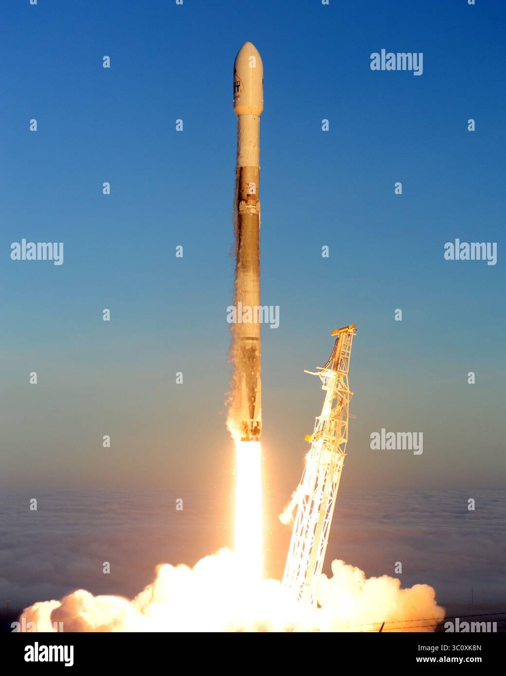 30 marzo 2018 - Vandenberg Air Force base, California, Stati Uniti - gli aviatori della Vandenberg Air Force base, California, hanno supportato il lancio con successo della quinta missione Iridium su un razzo Falcon 9 SpaceX dallo Space Launch Complex-4 a Vandenberg AFB, il 30 marzo 2018. (Immagine di credito: © U.S. Air Force/ZUMA Wire/ZUMAPRESS.com) Foto Stock