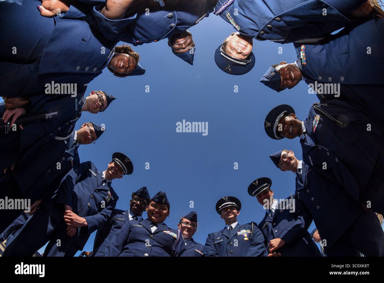 28 aprile 2018 - McEntire JNGB, Carolina del Sud, Stati Uniti - Crestwood High School Junior ROTC cadetti posano per una foto durante l'annuale Top Gun Drill Meet presso McEntire Joint National Guard base, S.C., 28 aprile 2018. I cadetti della High School Junior ROTC provenienti da tutto lo stato hanno partecipato ad eventi di esercitazione e cerimonia sponsorizzati dalla South Carolina Air National Guard. (Immagine di credito: © U.S. Air Force/ZUMA Wire/ZUMAPRESS.com) Foto Stock