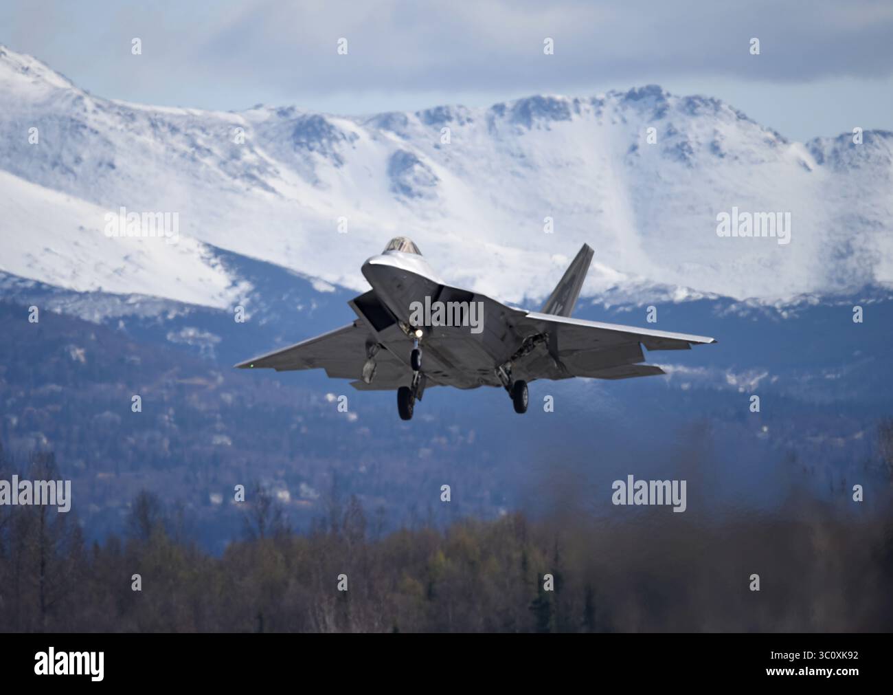 7 maggio 2018 - Alaska, Stati Uniti - un F-22 Raptor assegnato al 3rd Wing fa un volo basso prima di atterrare alla Joint base Elmendorf-Richardson, Alaska, 7 maggio 2018. L'F-22 Raptor è la risorsa di caccia di quinta generazione premium dell'Air Forces. (Immagine di credito: © U.S. Air Force/ZUMA Wire/ZUMAPRESS.com) Foto Stock