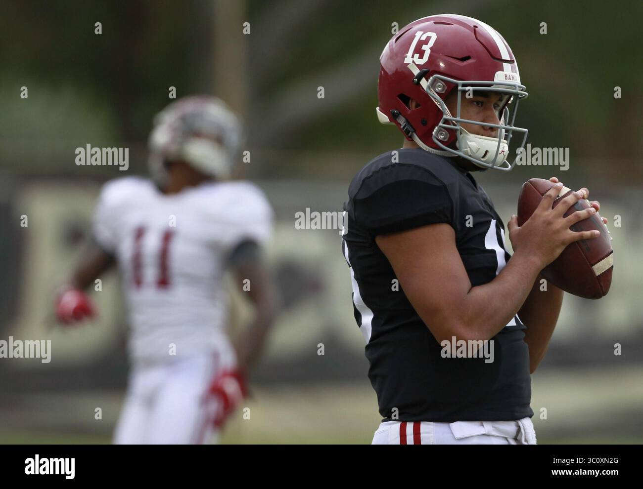 26 dicembre 2018 - Miami Shores, FL, USA - Alabama Crimson Tide quarterback tua Tagovailoa esegue brevi passaggi durante le prove di allenamento alla Barry University per il Capital One Orange Bowl, le semifinali dei playoff del 2018, all'Hard Rock Stadium il 29 dicembre 2018 a Miami Shores, Flag. (Immagine di credito: © Carl Juste/Miami Herald/TNS via ZUMA Wire) Foto Stock