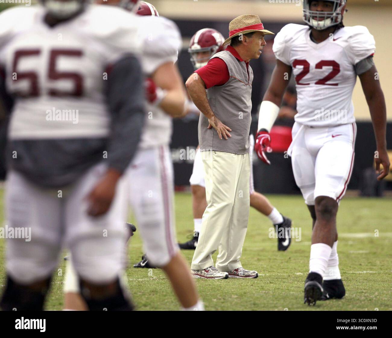 26 dicembre 2018 - Miami Shores, FL, USA - Alabama Crimson Tide allenatore, Nick Saban, allena i giocatori mentre si allenano alla Barry University per il Capital One Orange Bowl, le semifinali dei playoff del college 2018, all'Hard Rock Stadium il 29 dicembre 2018 a Miami Shores, Flag. (Immagine di credito: © Carl Juste/Miami Herald/TNS via ZUMA Wire) Foto Stock
