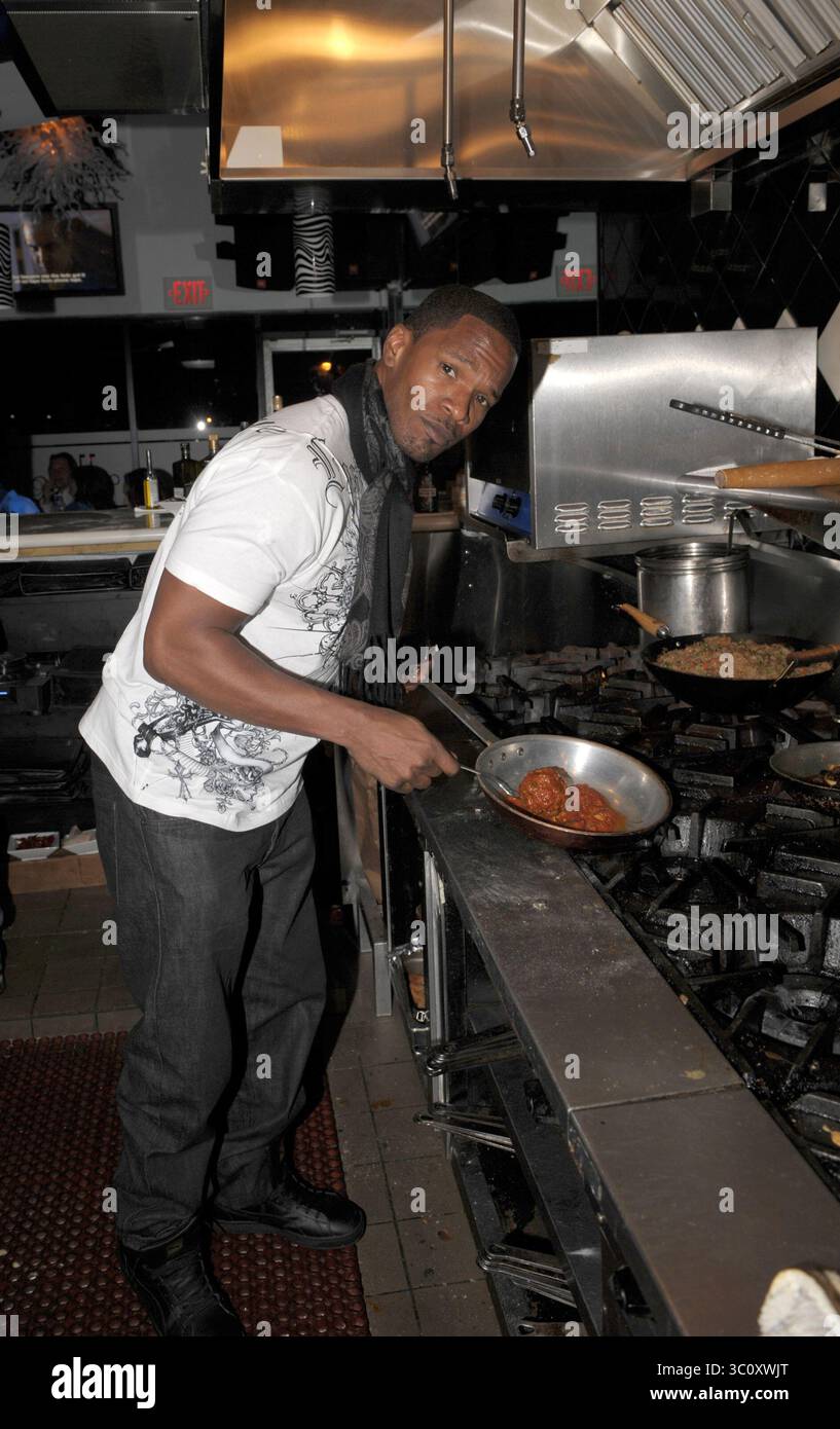 FORT LAUDERDALE - FL - 15 FEBBRAIO: (COPERTURA ESCLUSIVA) il vincitore dell'Oscar Jamie Foxx cucina in cucina con il proprietario del Cafe Martorano, Steve Martorano. Il duo ha cucinato una delle polpette di Steve famose in tutto il mondo che è stata recentemente votata da Gourmet Magazine ''possibilmente la 'migliore polpetta del mondo''. Il 15 febbraio 2009 a Fort Lauderdale, Florida ..persone: Jamie Foxx. (Immagine di credito: © SMG via ZUMA Wire) Foto Stock