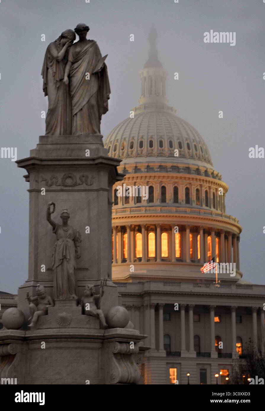 28 dicembre 2018 - Washington, Distretto di Columbia, Stati Uniti - il Campidoglio degli Stati Uniti è avvolto dalla pioggia e dalla nebbia mentre un parziale arresto del governo continua durante una situazione di stallo con il presidente Donald Trump che chiede fondi per il suo muro di confine e il Senato che rifiuta. (Immagine di credito: © Carol Guzy/ZUMA Wire) Foto Stock