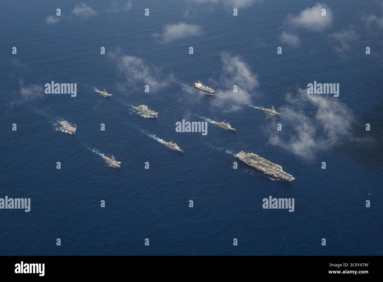 17 settembre 2018 - USS Ronald Reagan, Filippine - la portaerei USS Ronald Reagan guida una formazione del gruppo Ronald Reagan Strike, tra cui gli incrociatori missilistici classe Ticonderoga USS Antietam, USS Chancellorsville, Arleigh Burke cacciatorpediniere missilistici guidati USS Benfold e USS Milius durante l'esercitazione Valiant Shield 2018 17 settembre 2018 nel Mar delle Filippine. (Immagine di credito: © Kaila Peters via ZUMA Wire) Foto Stock