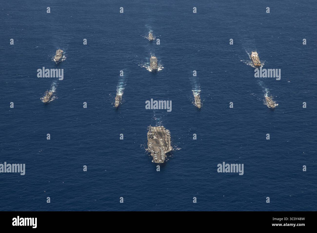 17 settembre 2018 - USS Ronald Reagan, Filippine - la portaerei USS Ronald Reagan guida una formazione del gruppo Ronald Reagan Strike, tra cui gli incrociatori missilistici classe Ticonderoga USS Antietam, USS Chancellorsville, Arleigh Burke cacciatorpediniere missilistici guidati USS Benfold e USS Milius durante l'esercitazione Valiant Shield 2018 17 settembre 2018 nel Mar delle Filippine. (Immagine di credito: © Kaila Peters via ZUMA Wire) Foto Stock