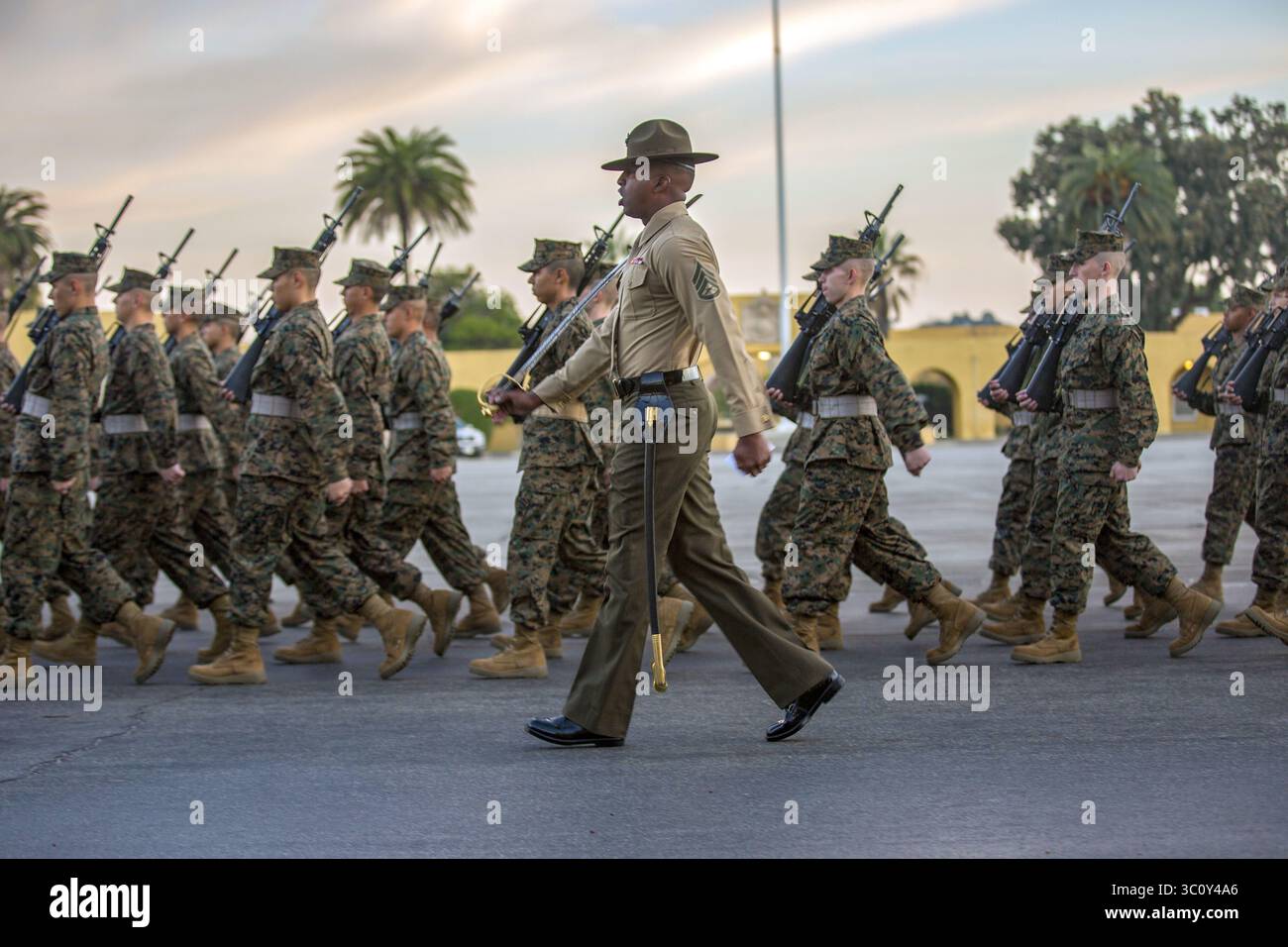 22 dicembre 2018 - San Diego, CA, Stati Uniti d'America - Un corpo dei Marines degli Stati Uniti recluta con Alpha Company, marzo durante una valutazione finale presso il Marine Corps Recruit Depot San Diego 22 dicembre 2018 a San Diego, California. Gli istruttori di esercitazione chiamano una cadenza al loro plotone per tenere le reclute al passo l'una con l'altra durante la marcia. Ogni anno, più di 17.000 maschi reclutati nella Western Recruiting Region vengono addestrati presso l'MCRD di San Diego. (Immagine di credito: © Jesula Jeanlouis via ZUMA Wire) Foto Stock