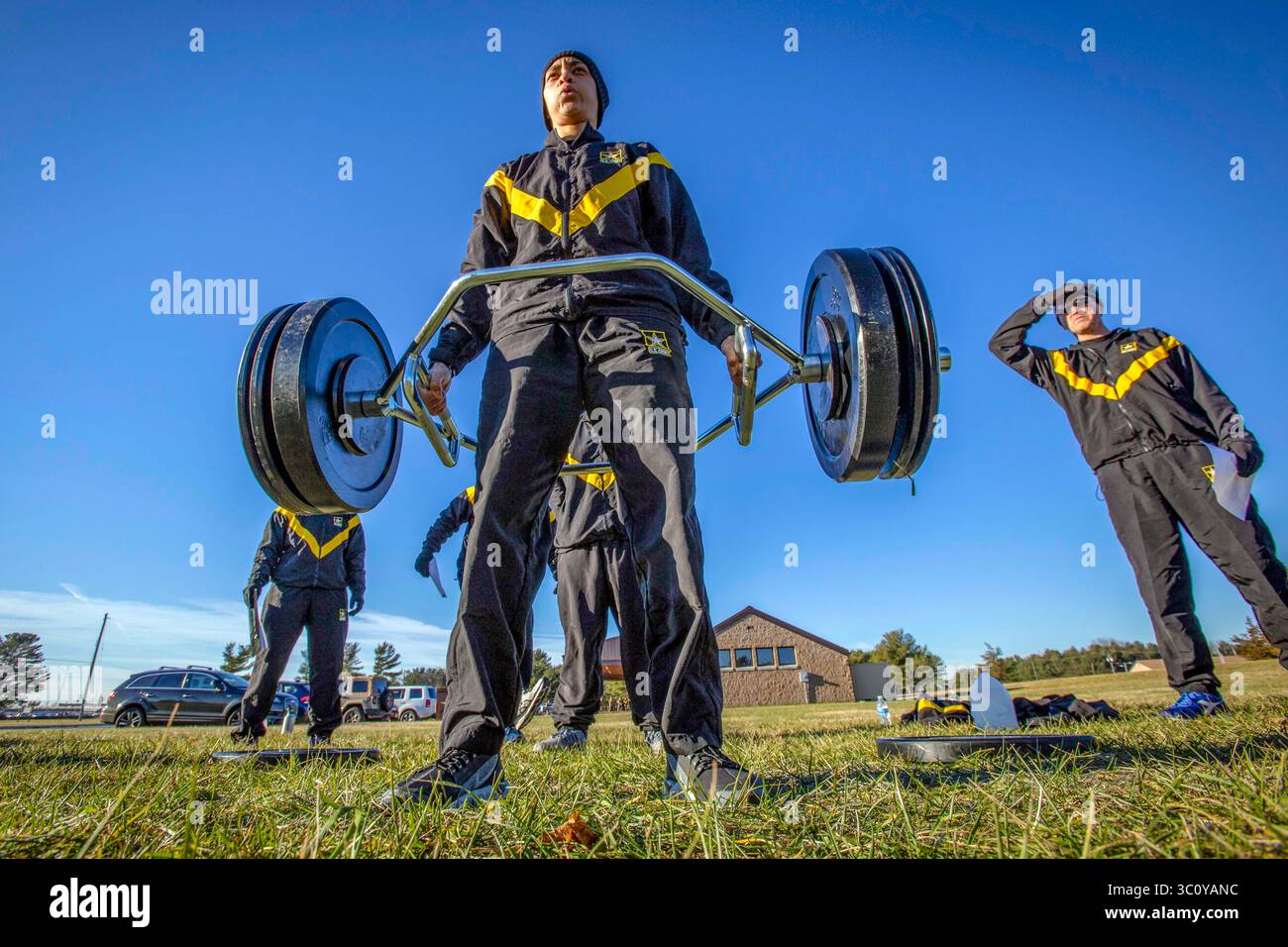 19 dicembre 2018 - McGuire-Dix-Lakehurst, New Jersey, U.S. - U.S. Army staff Sgt. April T. Jones, 254th Regiment (Combat Arms), New Jersey Army National Guard, esegue il deadlift di forza durante l'Army Combat fitness test (ACFT) presso Joint base McGuire-Dix-Lakehurst, N.J., 19 dicembre 2018. I soldati del New Jersey vengono addestrati per la loro certificazione di livello 2, che consentirà loro di servire come ufficiale non incaricato del test e dei soldati di grado che vengono testati. L'ACFT è costituito da sei eventi: Stallo di forza; tiro in piedi; spinta a rilascio manuale; sprint, trascinamento, trasporto Foto Stock