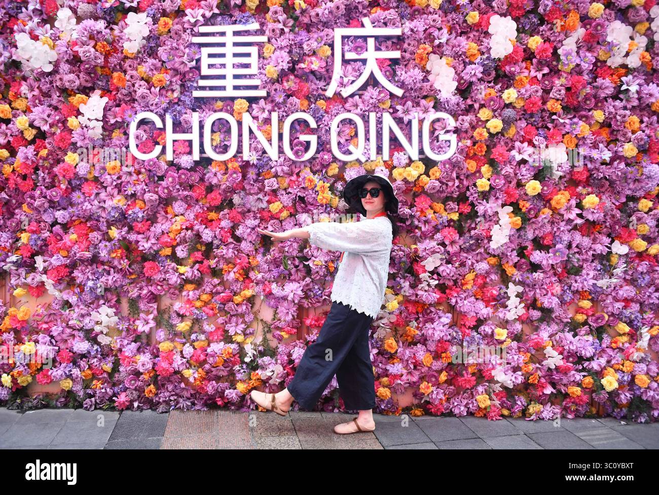 Chongqing, Cina. 20 luglio 2025. Rappresentanti di 26 media cinesi d'oltremare provenienti da 19 paesi e regioni hanno visitato i principali punti di riferimento culturali e commerciali nel distretto di Jiangbei, nella municipalità di Chongqing della Cina sud-occidentale, 20 luglio 2025. Come Guanyinqiao Commercial Circle, Beicang Cultural Creative Block, Yangpaoju 1862 Cultural Park e il centro di scambio "Jiangbei·Taiwan". Credito: Zhou Yi/China News Service/Alamy Live News Foto Stock