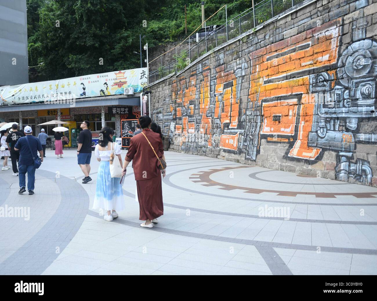 Chongqing, Cina. 20 luglio 2025. Rappresentanti di 26 media cinesi d'oltremare provenienti da 19 paesi e regioni hanno visitato i principali punti di riferimento culturali e commerciali nel distretto di Jiangbei, nella municipalità di Chongqing della Cina sud-occidentale, 20 luglio 2025. Come Guanyinqiao Commercial Circle, Beicang Cultural Creative Block, Yangpaoju 1862 Cultural Park e il centro di scambio "Jiangbei·Taiwan". Credito: Zhou Yi/China News Service/Alamy Live News Foto Stock