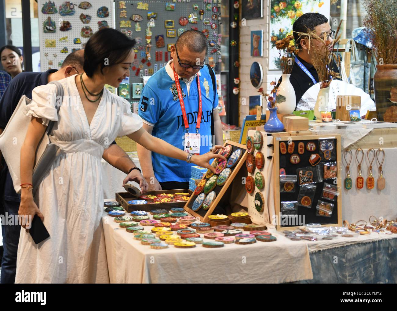 Chongqing, Cina. 20 luglio 2025. Rappresentanti di 26 media cinesi d'oltremare provenienti da 19 paesi e regioni hanno visitato i principali punti di riferimento culturali e commerciali nel distretto di Jiangbei, nella municipalità di Chongqing della Cina sud-occidentale, 20 luglio 2025. Come Guanyinqiao Commercial Circle, Beicang Cultural Creative Block, Yangpaoju 1862 Cultural Park e il centro di scambio "Jiangbei·Taiwan". Credito: Zhou Yi/China News Service/Alamy Live News Foto Stock
