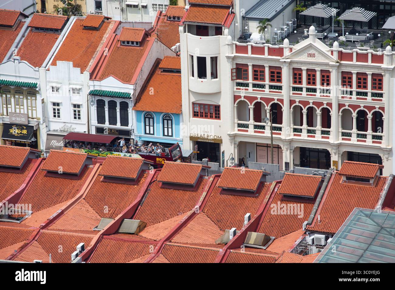 Veduta aerea dei turisti sul Big bus turistico scoperto che passa attraverso Chinatown, Singapore. Turismo urbano, quartiere culturale, esplorazione della città. Foto Stock