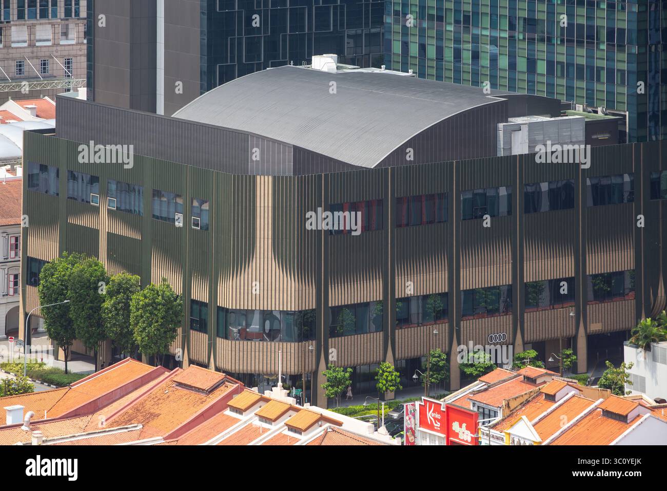 Veduta aerea dello showroom di punta di Audi al Cross Street Exchange, Singapore. Sperimenta il futuro della guida in una posizione urbana di prim'ordine. Foto Stock