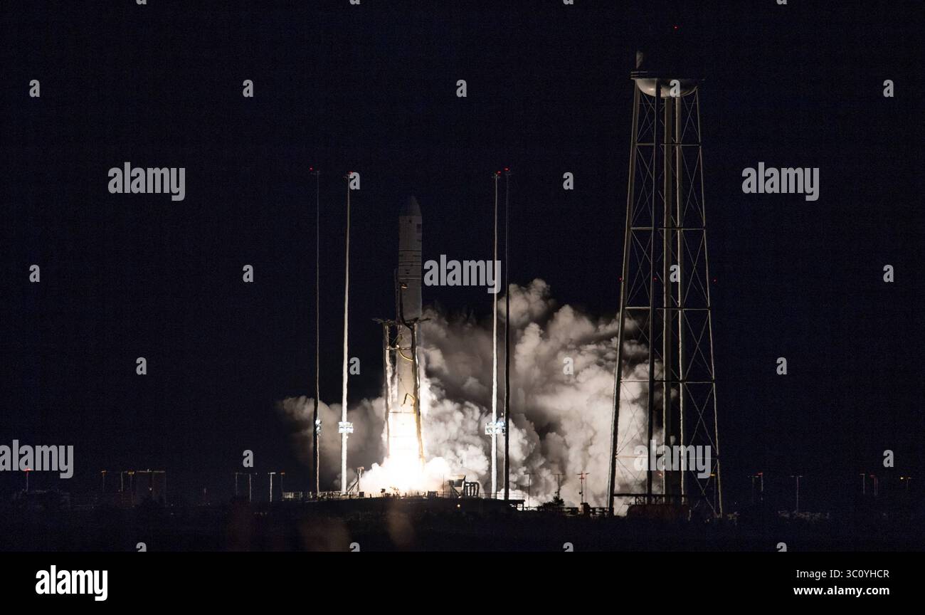 17 novembre 2018 - Wallops, va, Stati Uniti d'America - il razzo Northrop Grumman Antares, con Cygnus a bordo di una navicella spaziale, lancia dal Pad-0A presso la NASA Wallops Flight Facility il 17 novembre 2018 a Wallops, Virginia. La missione commerciale di rifornimento merci trasporta 7.400 libbre di rifornimenti e attrezzature alla stazione spaziale Internazionale. (Immagine di credito: © Joel Kowsky via ZUMA Wire) Foto Stock