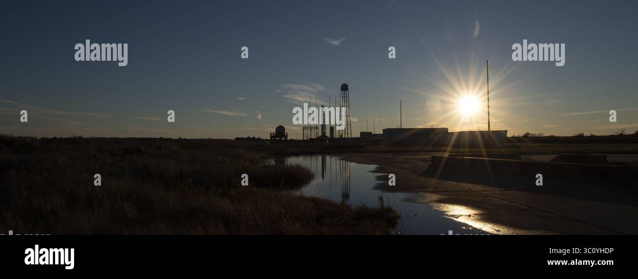 16 novembre 2018 - Wallops, va, Stati Uniti d'America - il razzo Northrop Grumman Antares, con Cygnus a bordo, è pronto per il lancio sul Pad-0A al tramonto presso la NASA Wallops Flight Facility il 16 novembre 2018 a Wallops, Virginia. La missione commerciale di rifornimento merci trasporterà 7.400 libbre di rifornimenti e attrezzature alla stazione spaziale Internazionale. (Immagine di credito: © Joel Kowsky via ZUMA Wire) Foto Stock