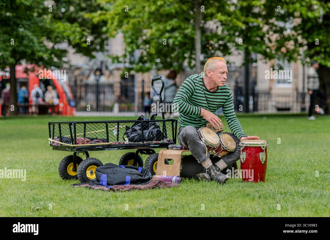 Suonatore di "strada" a St Andrews Square, Edimburgo Foto Stock