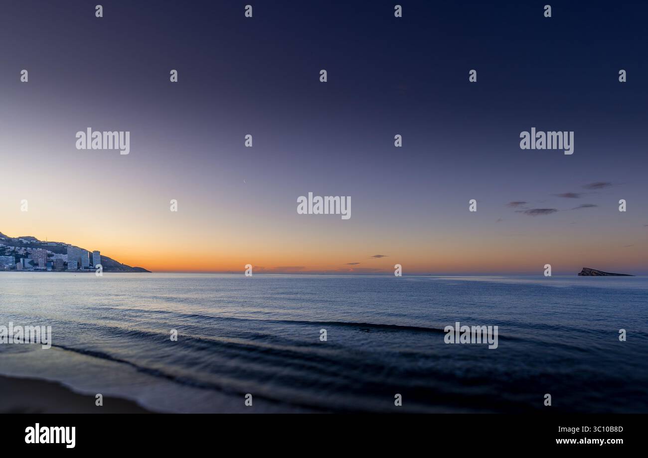Vista sul mare dalla spiaggia di Benidorm la mattina presto, poco prima dell'alba. Foto Stock