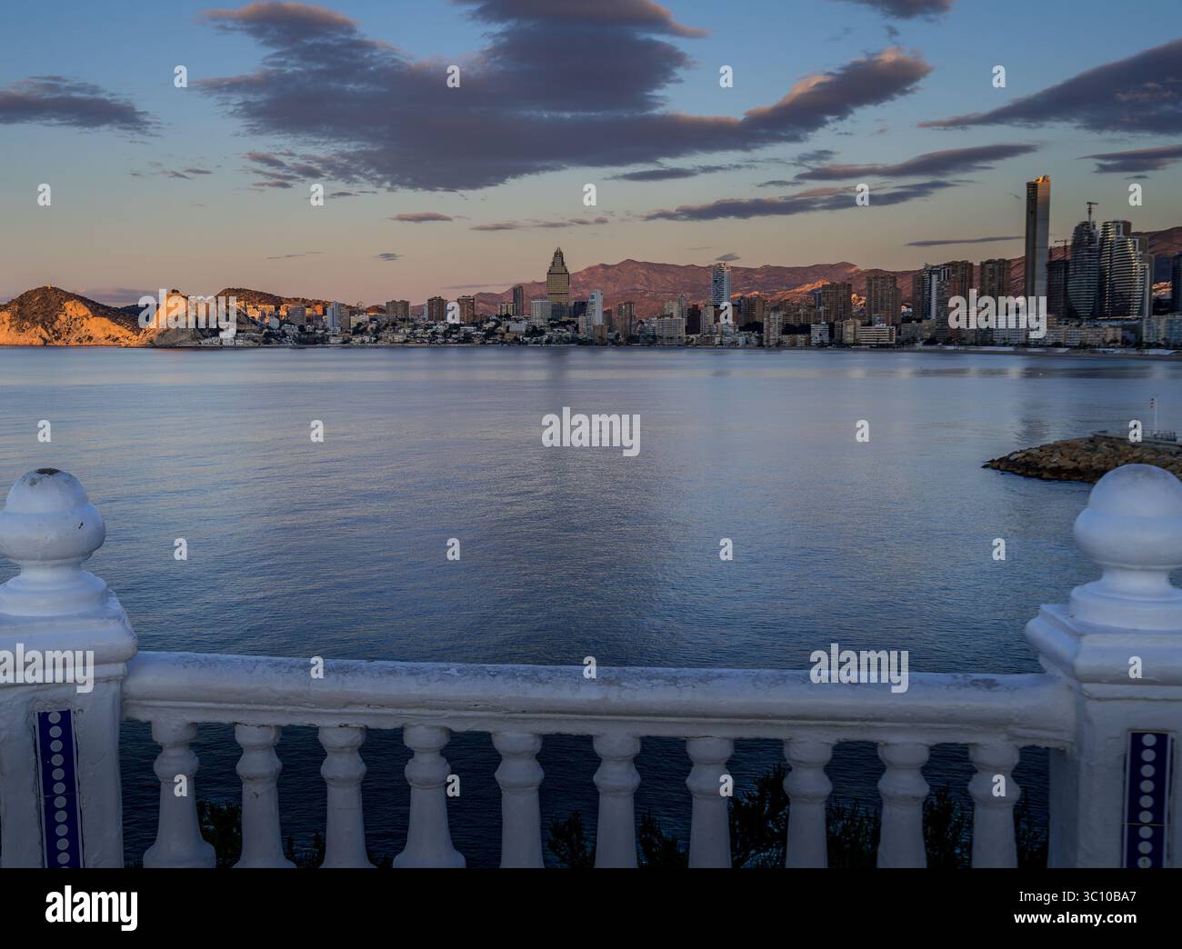 La luce del mattino presto illumina Playa Poniente a Benidorm, Spagna Foto Stock