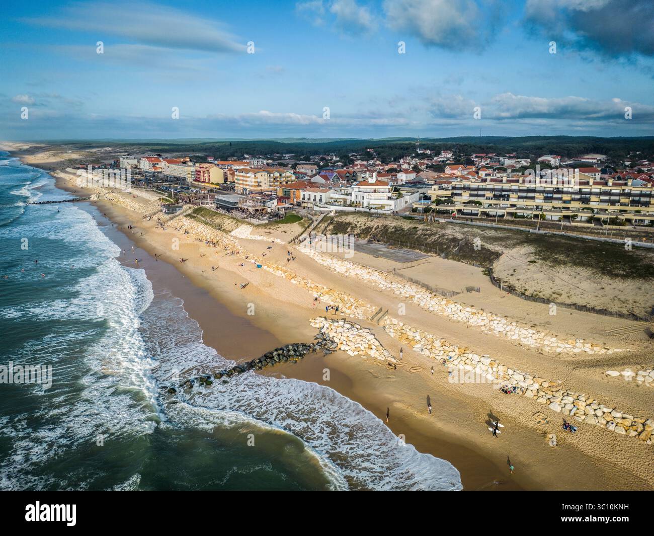Località di Lacanau-Océan (Francia centro-occidentale): Lotta contro l'erosione costiera e protezione delle case con riprap. Vista degli edifici e dell'area circostante Foto Stock