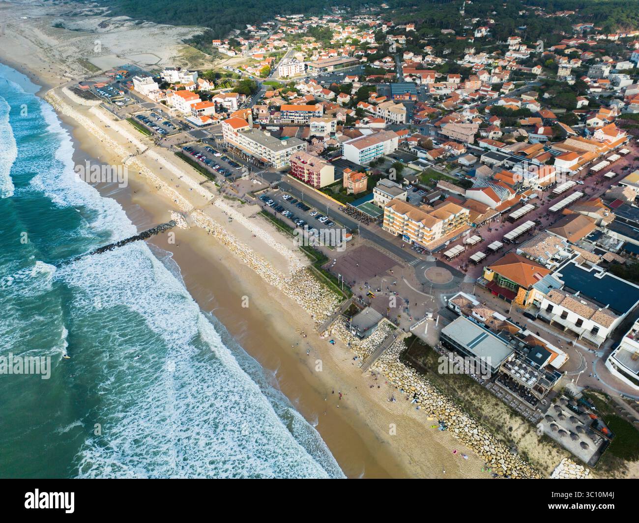 Località di Lacanau-Océan (Francia centro-occidentale): Lotta contro l'erosione costiera e protezione delle case con riprap. Vista degli edifici e dell'area circostante Foto Stock