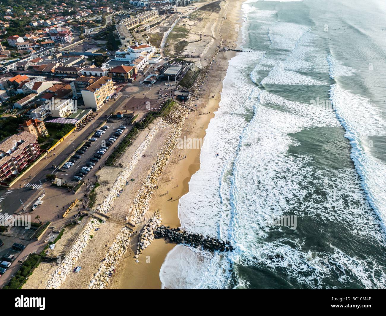 Località di Lacanau-Océan (Francia centro-occidentale): Lotta contro l'erosione costiera e protezione delle case con riprap. Vista degli edifici e dell'area circostante Foto Stock